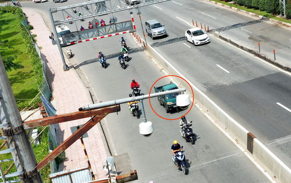 Một ôtô vi phạm giao thông khi chạy vào làn đường xe máy ngay dưới camera giám sát giao thông tại khu vực cầu Sài Gòn, quận 2, TP.HCM ngày 10-7- Ảnh: TỰ TRUNG