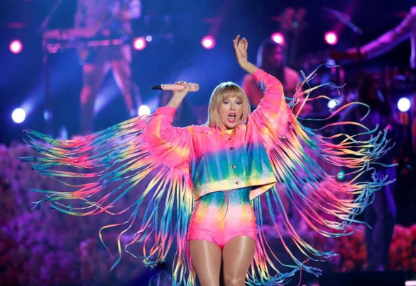 Taylor Swift trong một buổi diễn hồi tháng 6 - Ảnh: Reuters