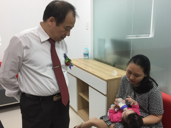 Ông Trần Đắc Phu, cục trưởng Cục Y tế dự phòng ( Bộ Y tế), hỏi thăm
