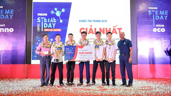 Đội STEME trường THPT chuyên Phan Bội Châu (Nghệ An) giành giải nhất cuộc thi Think Eco với ý tưởng sử dụng camera phân tích dữ liệu cho máy học, từ đó điều tiết tối ưu đèn giao thông