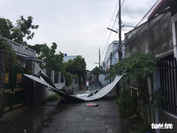 Thiếc của nhà dân tốc mái rơi chắn ngang đường đi ở thị xã Gò Công, tỉnh Tiền Giang - Ảnh: H.T.