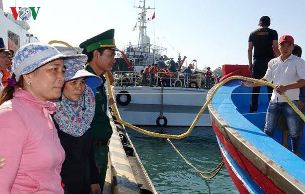 Gia đ&igrave;nh của c&aacute;c ngư d&acirc;n bị nạn vui mừng khi thấy người th&acirc;n trở về an to&agrave;n