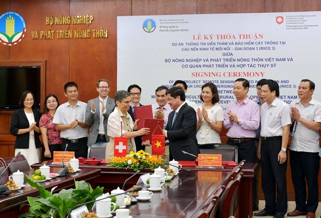 Thứ trưởng Bộ NN&PTNT Lê Quốc Doanh và Đại sứ Liên bang Thụy Sỹ tại Việt Nam -  bà Beatrice Maser Mallor ký hiệp định.