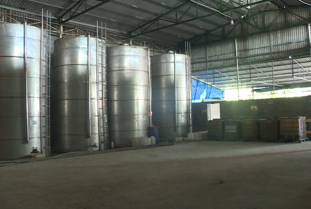 B&ecirc;n trong nơi sản xuất xăng dầu của đại gia Trịnh Sướng
