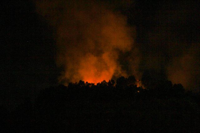 Đám cháy bùng phát dữ dội trong đêm ở khu vực núi Phước Tường - Đà Nẵng