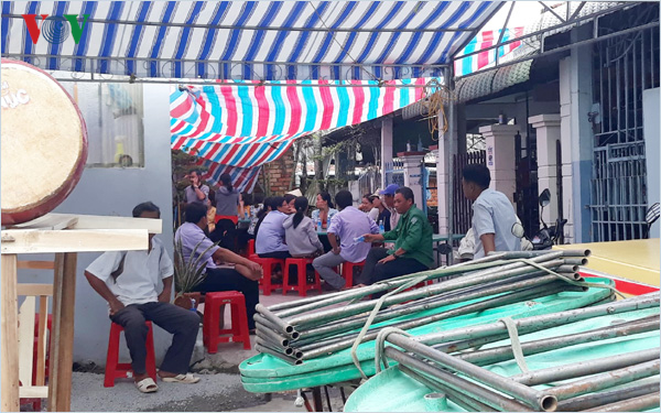 Gia đ&igrave;nh lo đ&aacute;m tang cho nữ c&ocirc;ng nh&acirc;n xấu số.