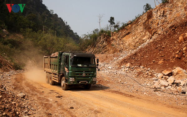 Mỏ đá Seo Phìn, xã Nậm Cha, huyện Sìn Hồ khai thác sai tọa độ, cạnh đường giao thông, lấn chiếm đất rừng, sai phạm diễn ra nhiều năm chưa được xử lý.