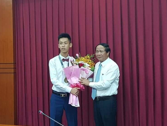 Ông Lê Văn Thành, Bí thư Thành ủy Hải Phòng chúc mừng Em Nguyễn Thuận Hưng (học sinh Trường THPH chuyên Trần Phú) 