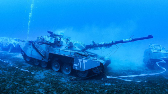 Một chiếc xe tăng chiến đấu Jordan được nhận chìm tại bảo tàng dưới nước ở ngoài khơi Aqaba thuộc biển Đỏ - Ảnh: AFP