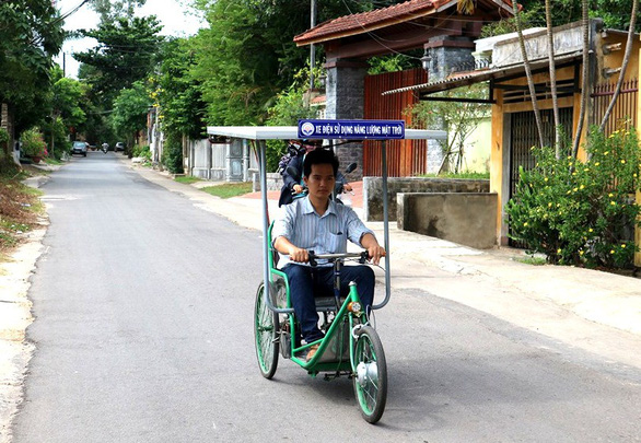 Xe lắc năng lượng mặt trời chạy thử trên đường phố Huế - Ảnh: NGỌC HÀ