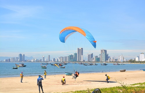 Tuy mạo hiểm, nhưng dù lượn đang dần chinh phục nhiều người thích mạo hiểm tham dự  Tuy mạo hiểm, nhưng dù lượn đang dần chinh phục nhiều người thích mạo hiểm tham dự