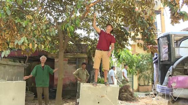 &Ocirc;ng Nguyễn Văn Thanh chặt bỏ c&acirc;y trước nh&agrave; để hiến đất l&agrave;m đường giao th&ocirc;ng.