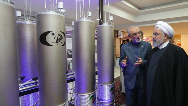 Tổng thống Iran Hassan Rouhani thăm một cơ sở hạt nhân của Iran. Ảnh: EPA