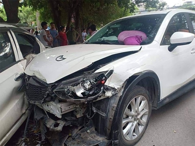 Xe ô tô gây tai nạn bị hỏng phần đầu.