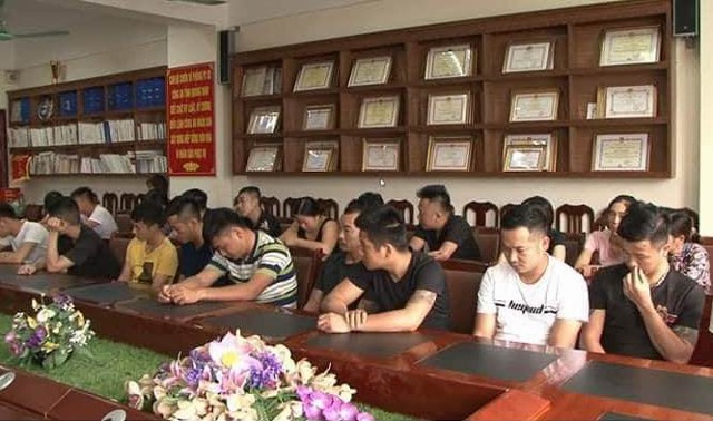 Hơn 20 đối tượng bị bắt quả tang đang đánh bạc bằng hình thức  &quot;xóc đĩa &quot; (Ảnh Công an Quảng Ninh)