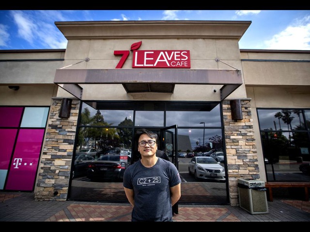 Sonny Nguyễn đứng bên ngoài cửa hàng 7 Leaves ở thành phố Garden Grove, quận Cam. (Ảnh: LA Times)