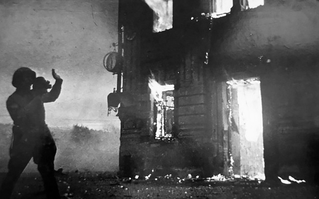 Nhà cửa bốc cháy ở Stalingrad sau khi bị máy báy phát xít Đức ném bom. Ảnh: MDF.