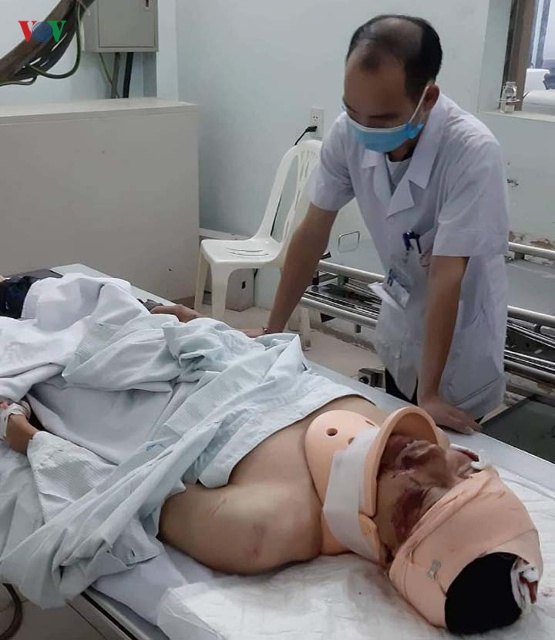 Thượng &uacute;y Nguyễn Trọng Qu&yacute; đang được cấp cứu tại bệnh viện Việt - Tiệp (Hải Ph&ograve;ng).