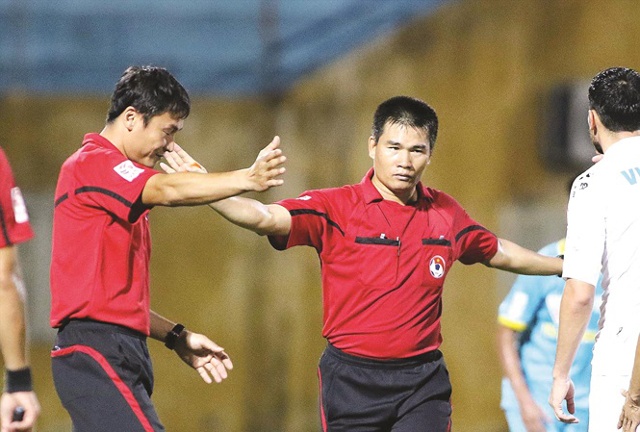 Ban trọng tài VFF từng gây xôn xao khi gọi ông Hoàng Công Khanh trở lại làm nhiệm vụ tại V-League 2019. Cựu trọng tài này đã giải nghệ để đi làm bảo vệ . Ảnh: VSI.