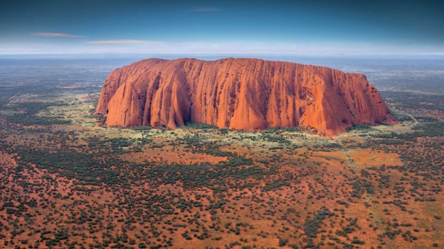 “Núi thiêng Uluru” của Australia quá tải du khách. Ảnh: Reuters