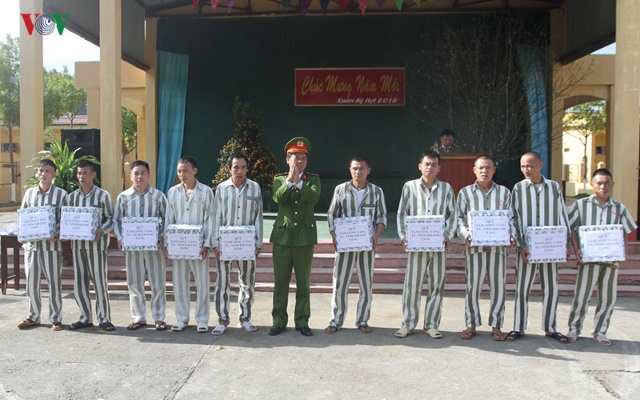 Phạm nhân được đặc xá tại trại giam Ninh Khánh năm 2019. (Ảnh: Trọng Phú)