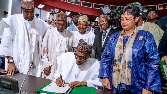 Tổng thống Nigeria Muhammadu Buhari ký Hiệp định Thương mại tự do châu Phi tháng 7/2019. Nguồn: Pulse.ng.