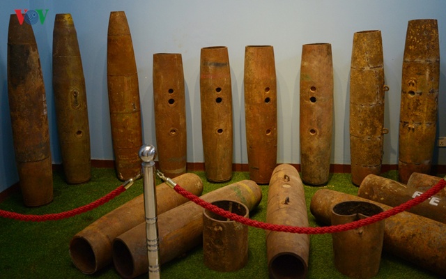 C&aacute;c vỏ bom thu được từ chiến trường Campuchia v&agrave; được trưng b&agrave;y tại 1 cơ sở của CMAC. Ảnh: Trung Hiếu/VOV.VN.
