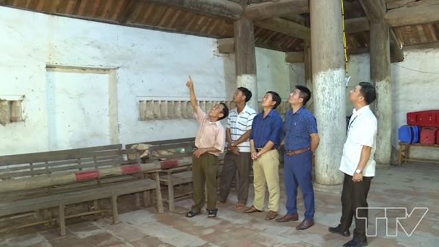 &Ocirc;ng Mai Xu&acirc;n Phan b&ecirc;n tr&aacute;i ảnh.