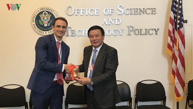 Ông Nguyễn Xuân Thắng gặp Phó cố vấn Tổng thống Mỹ về KHCN Michael Kratsios.