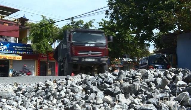 Nhiều xe chở quá chiều cao, để đất đá rơi vãi xuống đường thường xuyên xảy ra, gây bức xúc cho người dân.