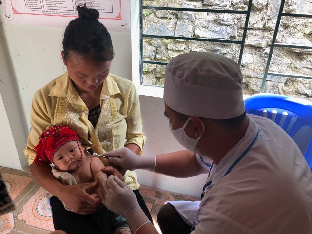 Người dân cần chủ động đưa trẻ từ 9 tháng tuổi chưa tiêm vaccine sởi hoặc từ 18 tháng tuổi chưa tiêm đủ 2 mũi vaccine sởi đến trạm y tế xã, phường để tiêm vaccine phòng bệnh.  Ảnh: VGP/Hiền Minh