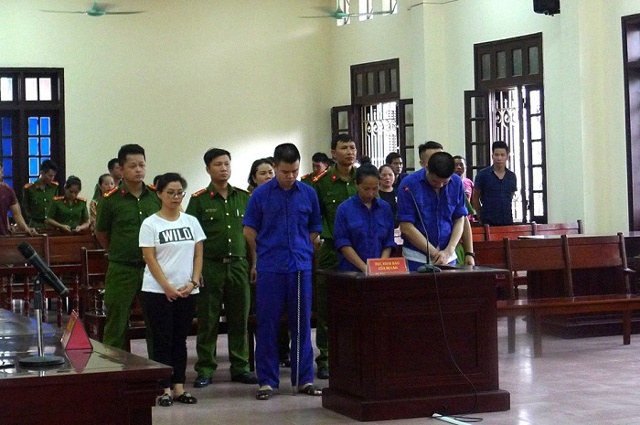Các bị cáo tại phiên toà sơ thẩm (từ trái qua: Ngọc Anh, Phạm Quốc Việt, Bùi Thị Quyên, Phạm Đức Công)