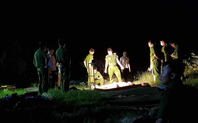 Lực lượng chức năng đưa thi thể 4 thanh niên lên bờ.