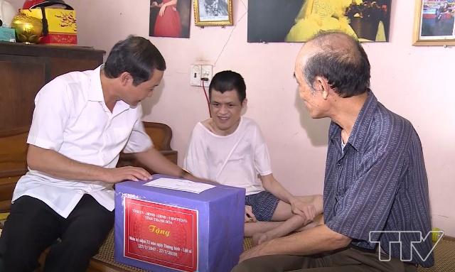 đồng chí Đỗ Minh Tuấn, Phó Bí thư Tỉnh ủy đã đi thăm, tặng quà một số gia đình chính sách, người có công trên địa bàn thị xã Bỉm Sơn và TP Thanh Hóa