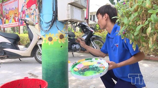 Các “họa sỹ không chuyên” đã triển khai thí điểm vẽ hoa, tô màu cho các cột điện. Đến nay, đã có 90 đoàn viên thanh niên tham gia hoạt động này và sơn vẽ được 250 cột điện.