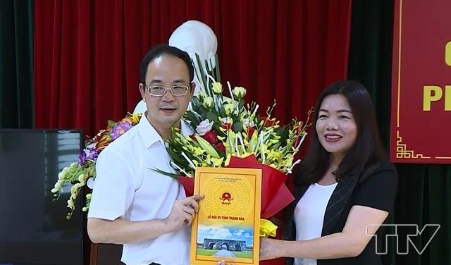 Đồng chí Lê Thị Thìn, Uỷ viên Ban Thường vụ Tỉnh uỷ, Phó Chủ tịch UBND tỉnh đã dự lễ công bố và trao Quyết định của Chủ tịch UBND tỉnh về việc điều động, bổ nhiệm đồng chí Nguyễn Lợi Đức – Nguyên Trưởng phòng Tổng hợp – Kế hoạch, Văn phòng UBND tỉnh giữ chức vụ Phó Giám đốc Sở Nội vụ Thanh Hoá.