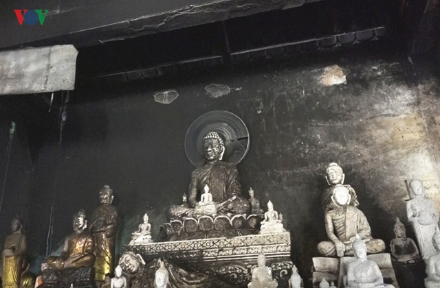 Nhiều tượng phật trong chùa bị cháy đen.