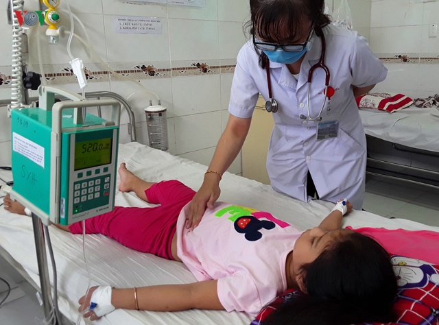  benh sot xuat huyet vao mua -benh vien nhi dong can tho qua tai hinh 1 Nếu trẻ sốt cao liên tục không giảm nên lập tức đưa đến cơ sở y tế. 