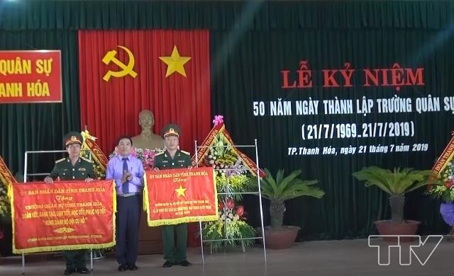 Đồng chí Phạm Đăng Quyền tặng cờ thi đua cho trường Quân sự tỉnh