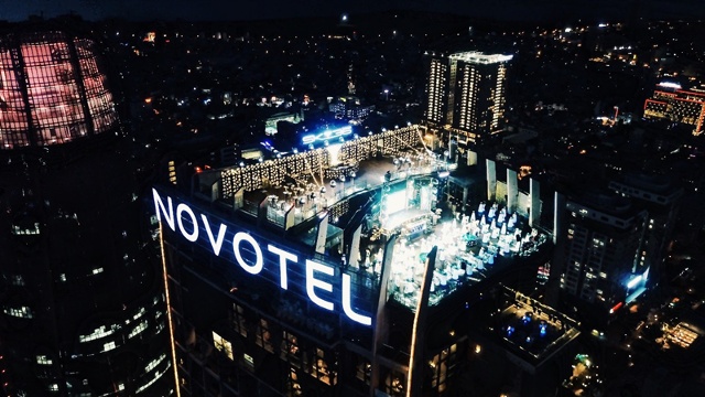 Sky36 nằm trên tầng cao nhất - tầng 36 của khách sạn Novotel Đà Nẵ