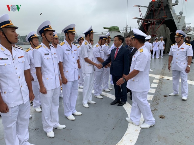 Đại sứ Việt Nam tại LB Nga đón tàu và đoàn công tác cập cảng.
