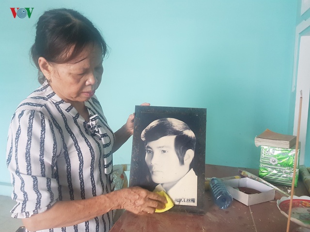 B&agrave; Phạm Thị R&acirc;n với tấm ảnh thờ chồng, liệt sỹ Đinh Văn Hương