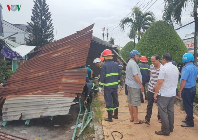 Lốc xo&aacute;y l&agrave;m sập v&agrave; tốc m&aacute;i 75 căn nh&agrave; ở Thốt Nốt, Cần Thơ.