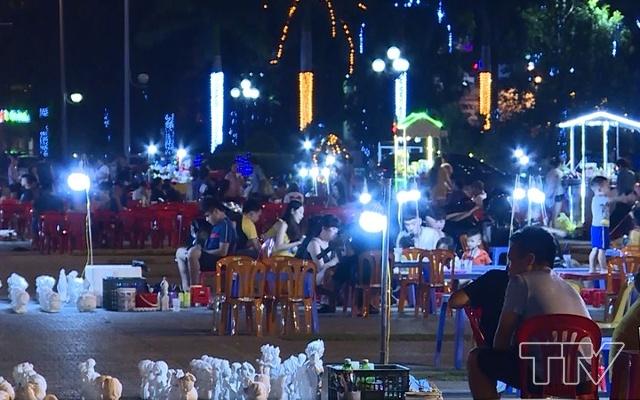 Hoạt động kinh doanh buôn bán tự phát ở Quảng trường Lam Sơn diễn ra từ lâu, nhưng do các đơn vị chức năng không quyết liệt giải quyết dẫn đến tình trạng này ngày càng diễn ra với mức độ và quy mô lớn hơn. 