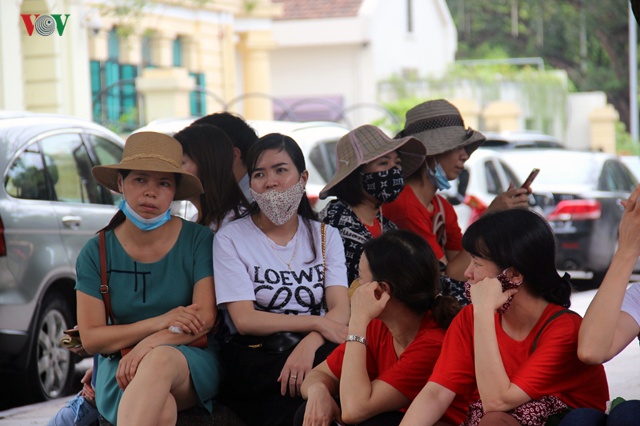 Hàng trăm giáo viên hợp đồng Sóc Sơn tìm đến phòng tiếp dân UBND TP Hà Nội đưa đơn cầu cứu khi có nguy cơ mất việc sau kỳ thi tuyển viên chức sắp tới.