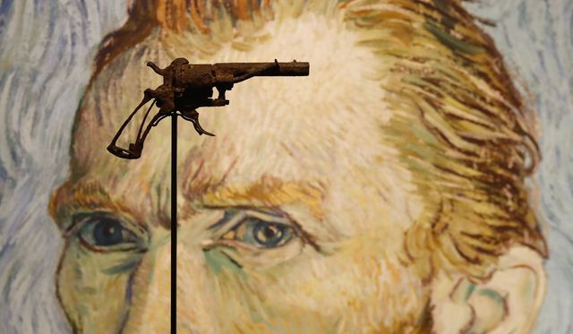 Khẩu súng được cho là họa sĩ Vincent van Gogh đã sử dụng để tự bắn mình ngày 27 tháng 7 năm 1890, được trưng bày tại nhà đấu giá Drouot ở Paris. Ảnh: Reuters