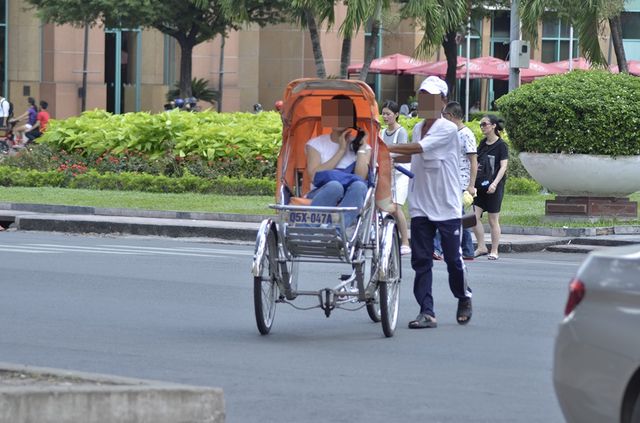 Đi xích lô tham quan đường phố là một trong những trải nghiệm yêu thích của nhiều du khách nước ngoài khi đến Việt Nam du lịch. Ảnh: Phú Thọ