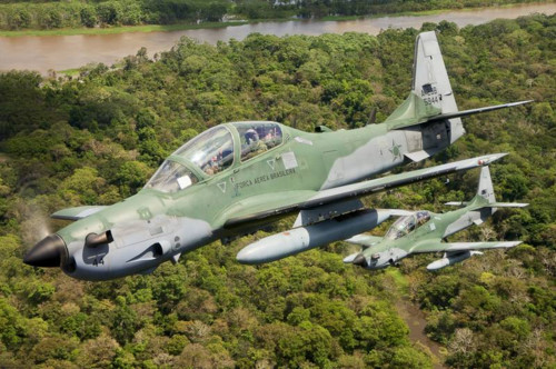 Máy bay tấn công EMB-314 Super Tucano của Brasil.Máy bay tấn công EMB-314 Super Tucano của Brasil.