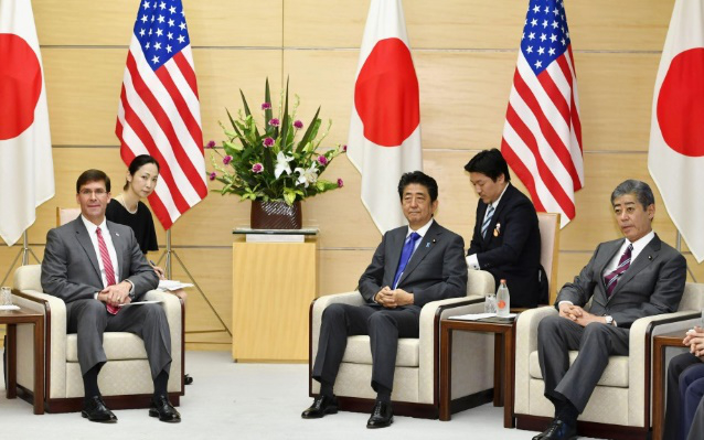 Thủ tướng Nhật Bản Shinzo Abe (bên phải) và Bộ trưởng Quốc Phòng Mỹ Mark Esper (bên trái). Ảnh: KyodoNews