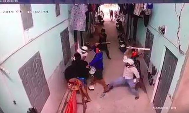 Hình ảnh nhóm côn đồ xông vào phòng trọ tấn công anh Lành được camera an ninh ghi lại.
